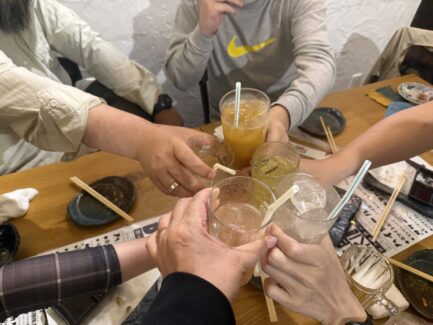 乾杯している様子