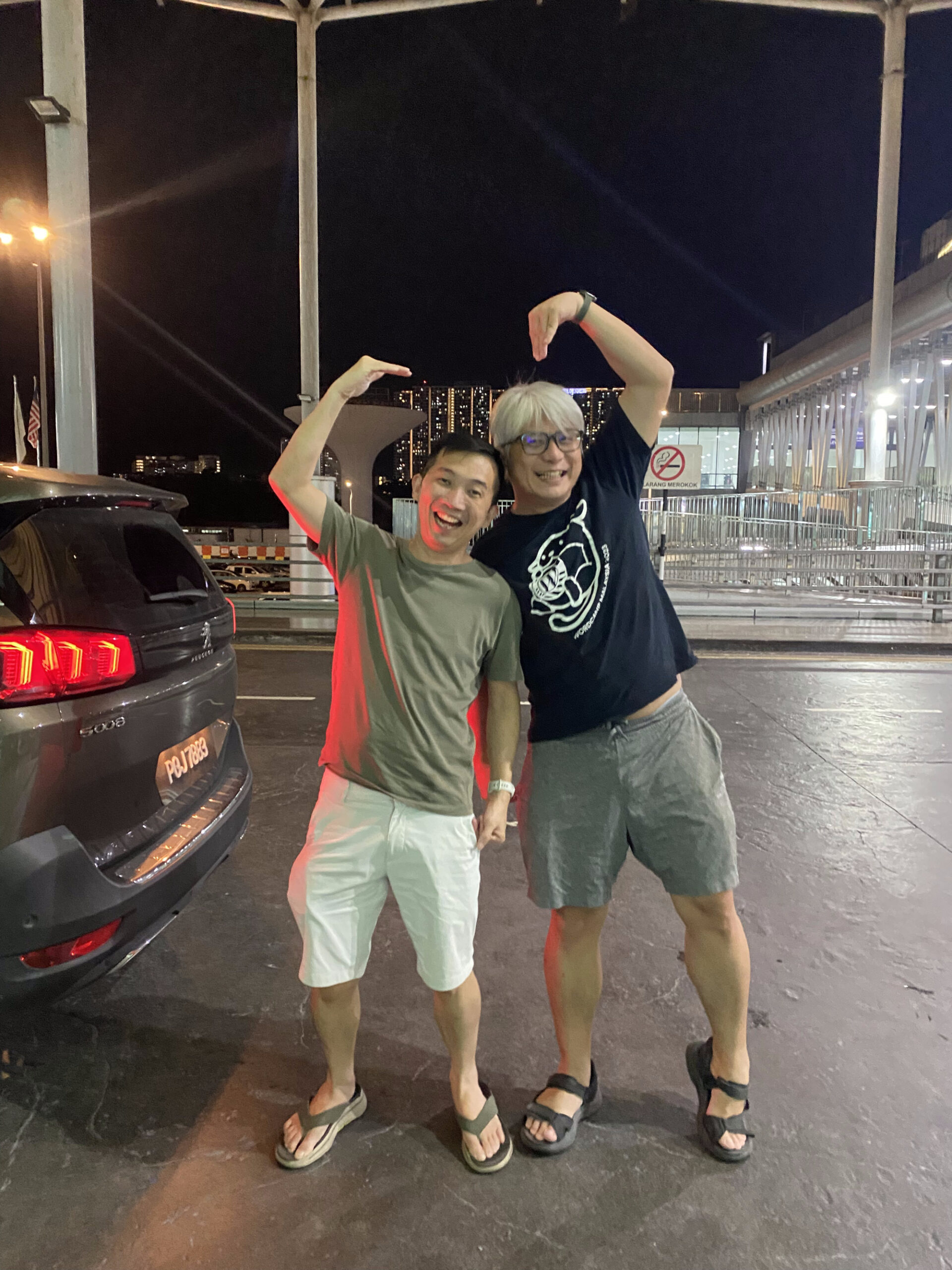 AndyとJulianと食事を楽しむ様子