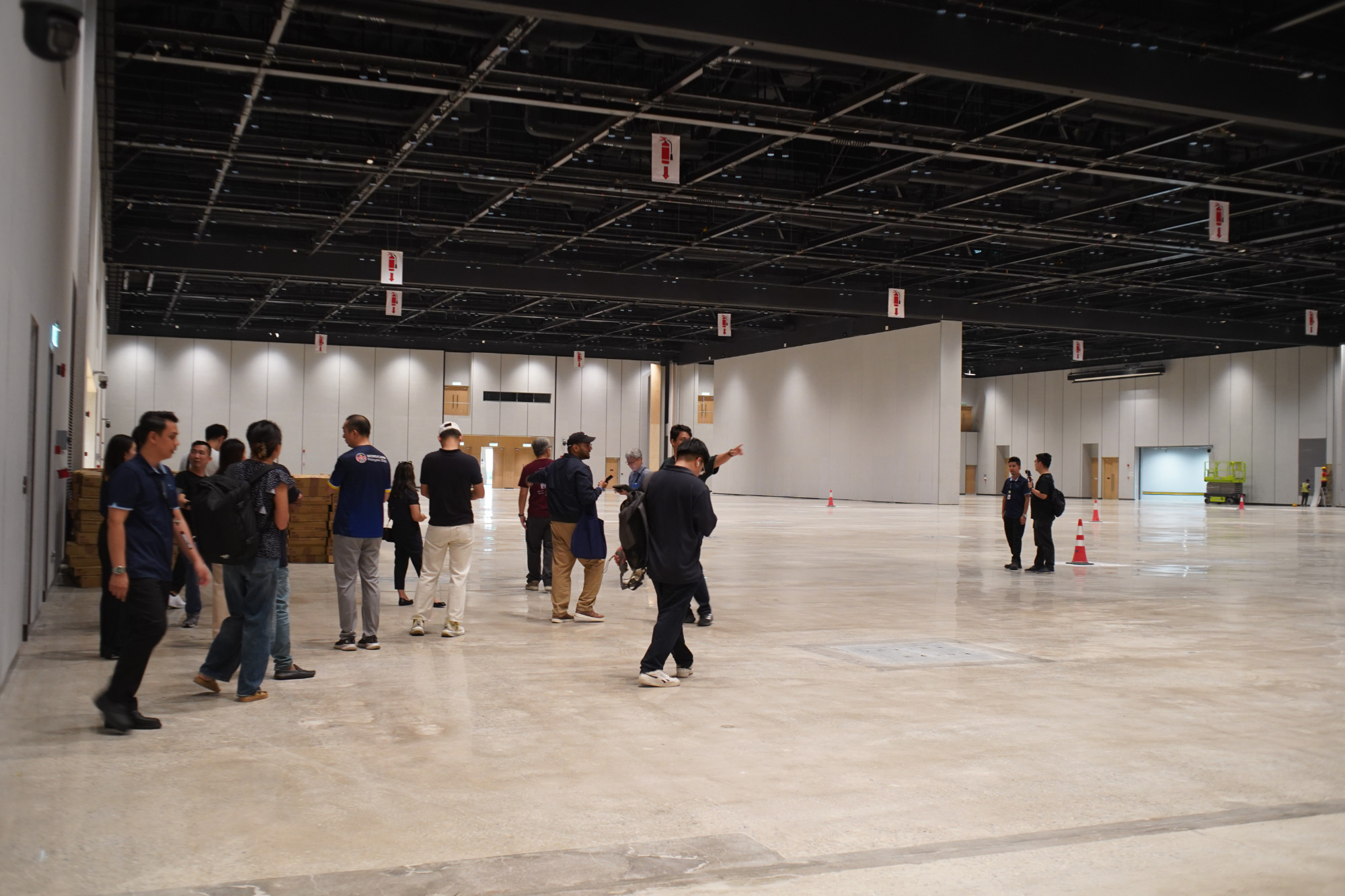 PWCC会場の天井が高い大ホール